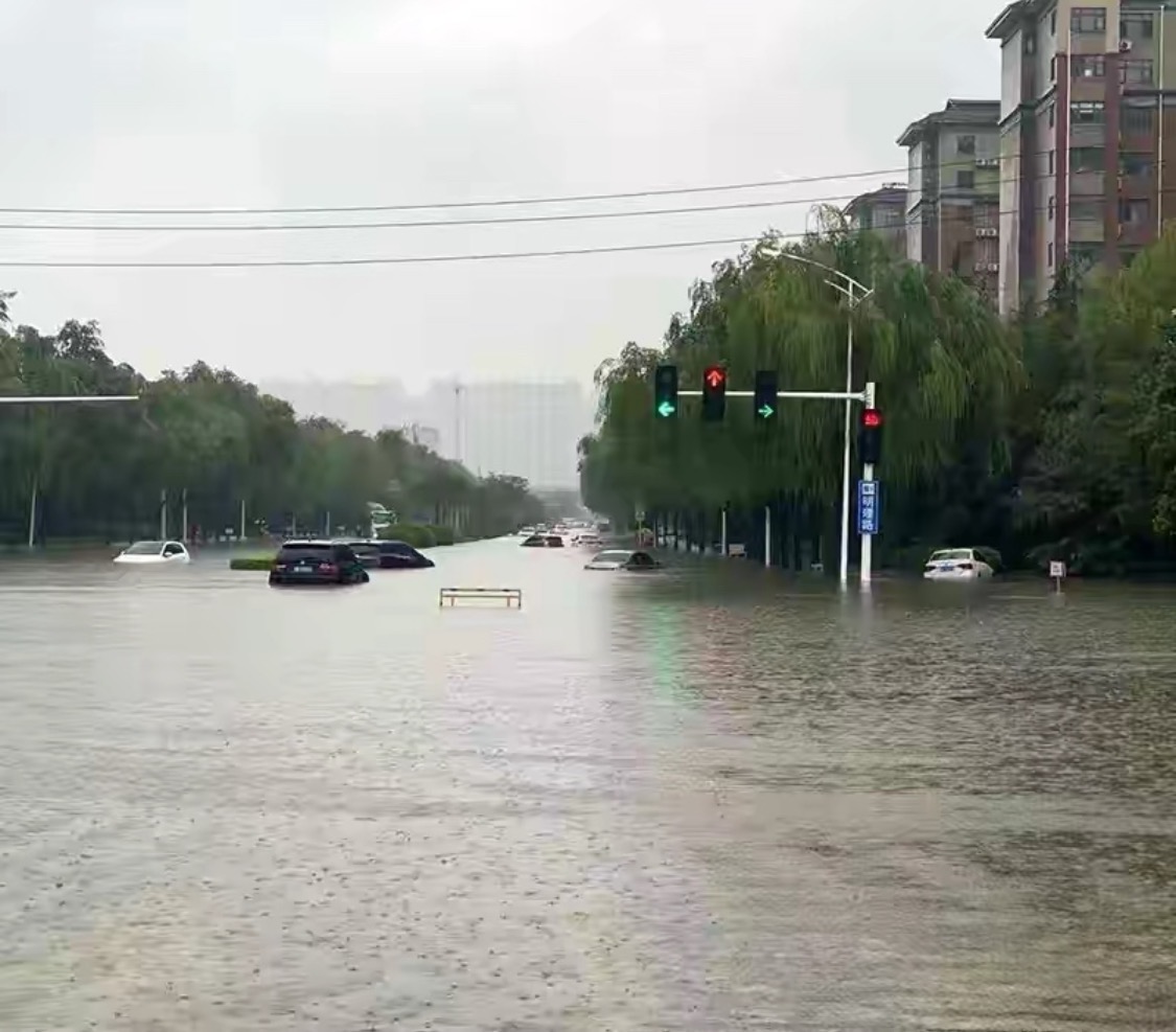 河南女子被困雨中，2个小时劝老公6次“别来”，老公带铲车出现共救6人