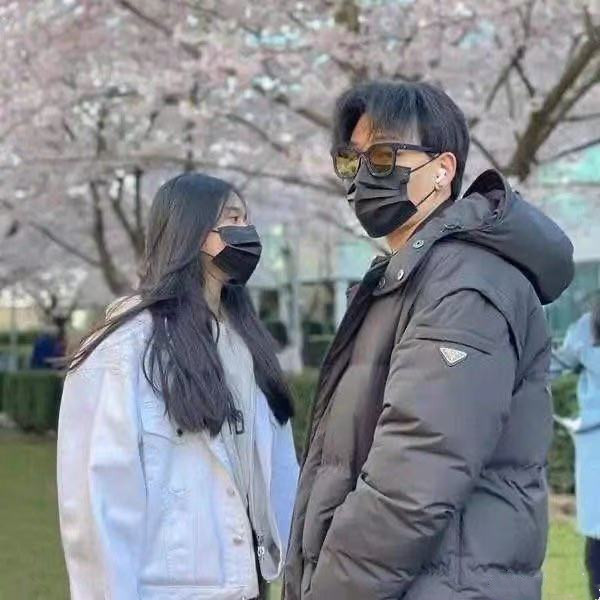 Chen Kun's son is basked in admire cherry to illuminate, with casing schoolgirl long hair waves wave Yan Zhigao, the picture raises an eye to bring amour to guess