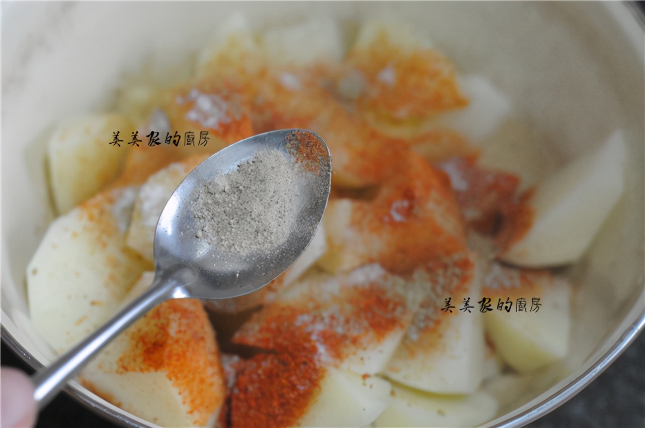 不炒不燉不油炸，土豆切成小丁，上桌就是大硬菜！ 好吃又解饞