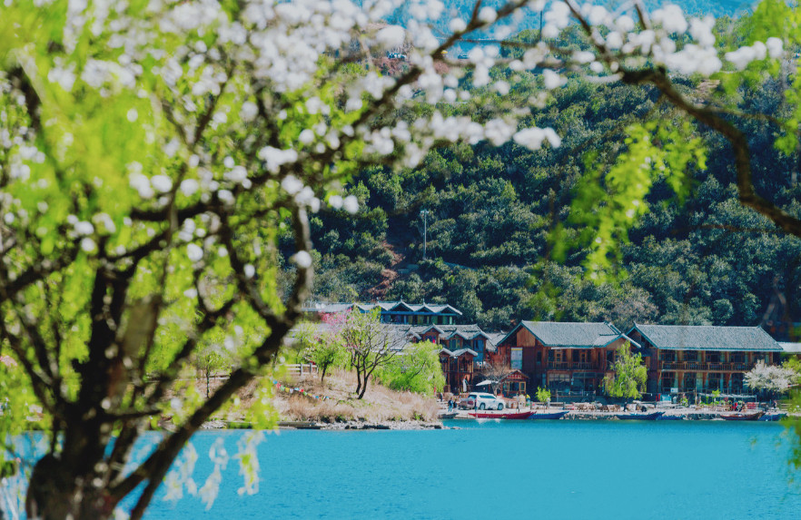 Coming to Lugu Lake will make people wonder if they are willing to forget the time and forget themselves in their dreams
