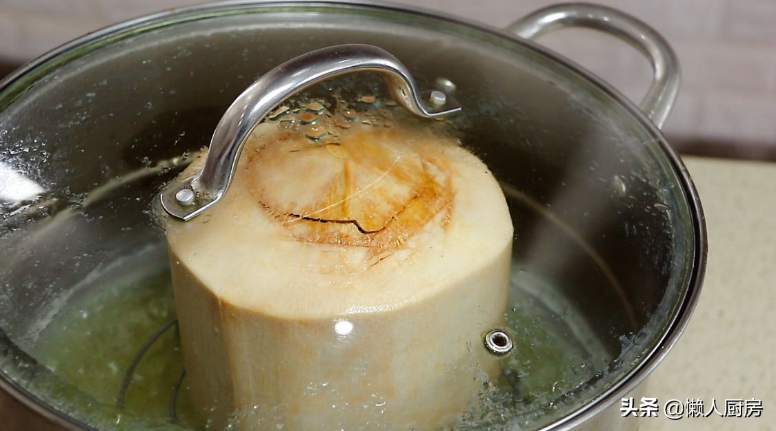 碰到這椰子別手軟，價格便宜，人人吃得起，塞進一隻雞，解饞