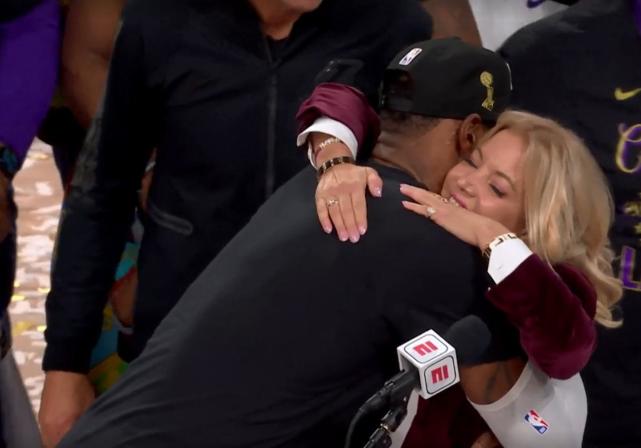 【影片】奪冠後，湖人球員眾生相！老詹緊緊抱著珍妮，一眉哥喜泣而哭，Howard開心得像個孩子！-黑特籃球-NBA新聞影音圖片分享社區