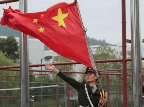 日本人脚踢中国升旗台, 嘴里骂骂咧咧, 我国解放