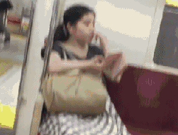 搞笑gif神评:鼻子都塌了吧,心疼伴娘一分钟