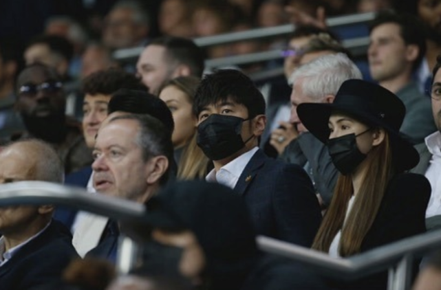 周杰伦获赠圣日耳曼专属球衣，与昆凌开心展示，球号意义非凡