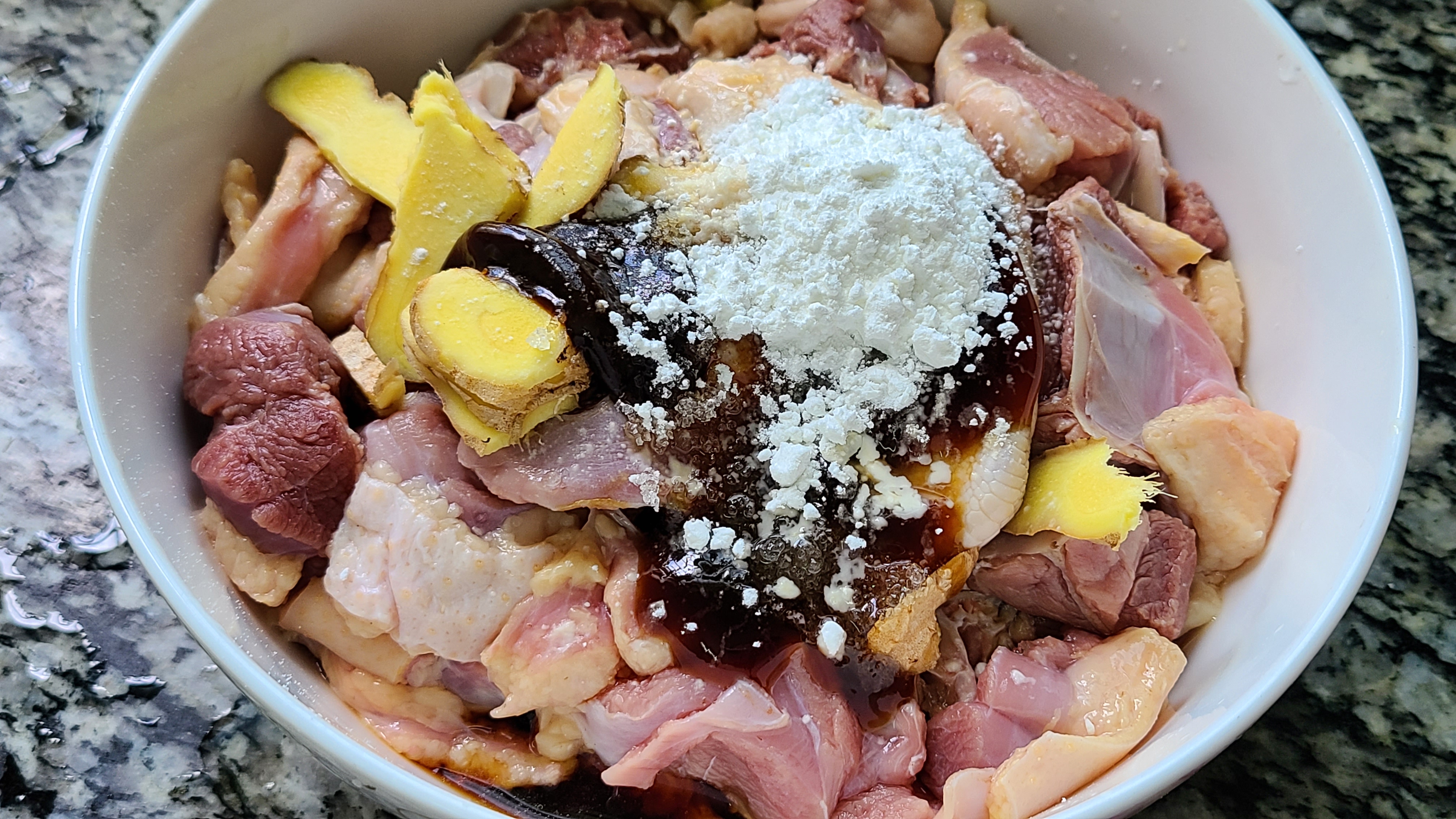 电饭煲焖鸭，不放水也能做，做法跟配方都告诉你，香味浓味道好