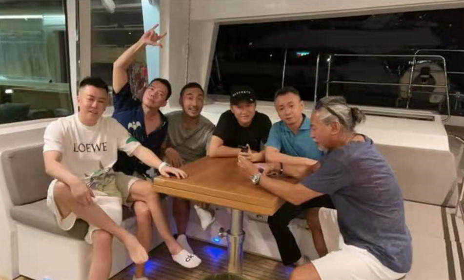 张耀扬陈小春谢天华齐聚海南，坐游艇出海吃海鲜大餐，生活惬意