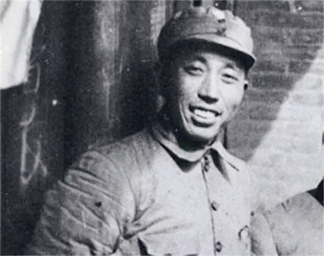 王震上将便衣视察，县长不讲理要抓他，王震如何处理？