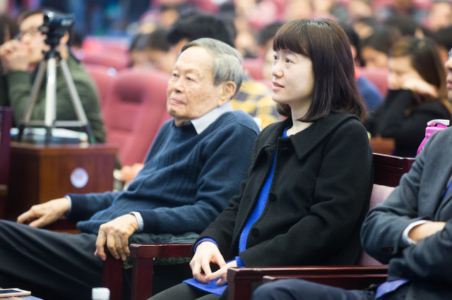 主持人问杨振宁：百年之后，是否允许翁帆改嫁？翁帆听后有点生气