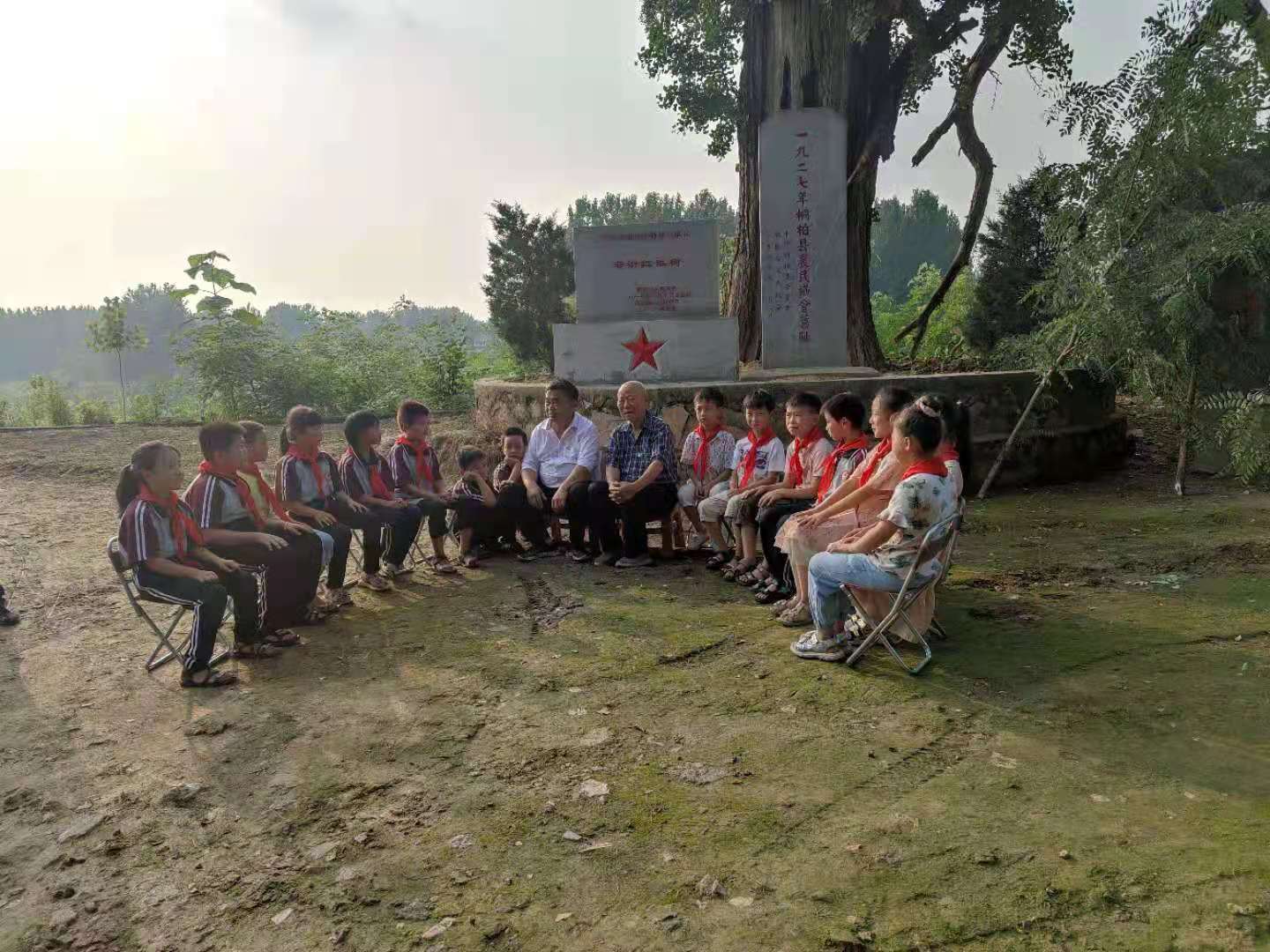 薪火相传续辉煌 童心向党铸梦想——固县镇村支书在革命纪念地给学生讲红色故事
