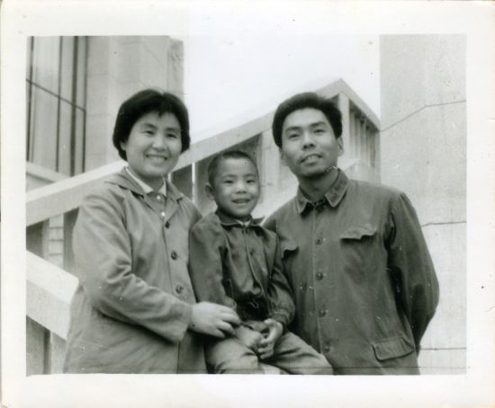 《精忠报国》的屠洪刚：娶了三个妻子，让母亲