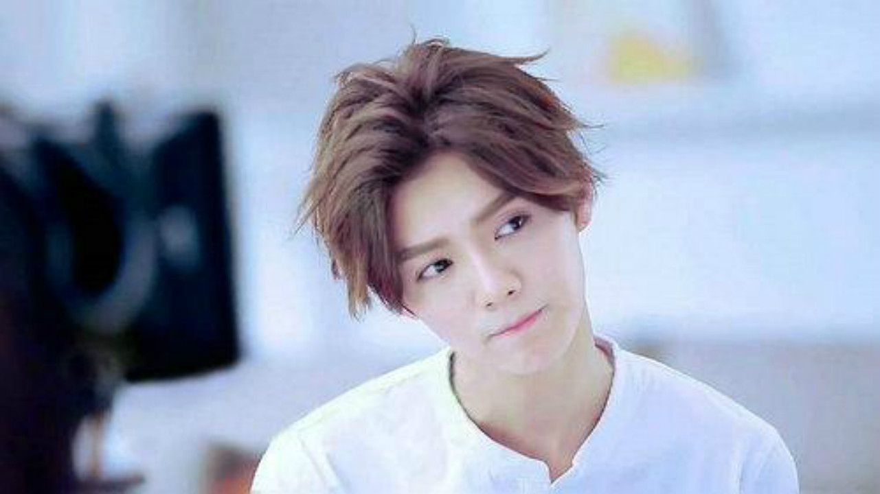 有种"遗传"叫鹿晗，本以为他五官够精致