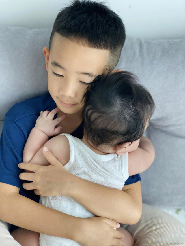 陳小春曬全家福賀新年，二胎兒子正臉首曝光，和哥哥長得超像