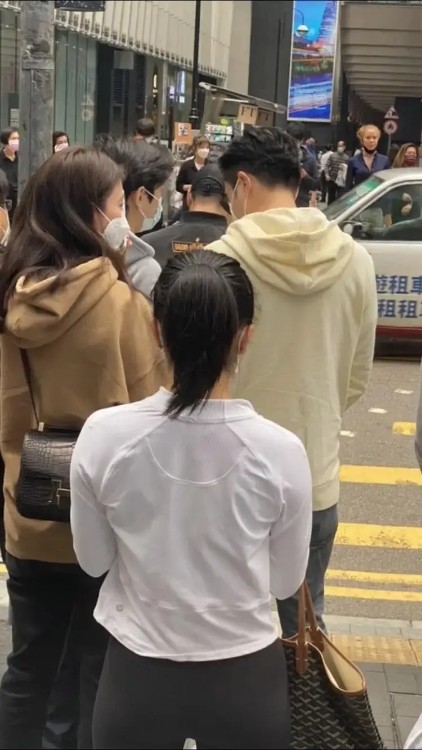 袁詠儀一家逛街被偶遇，兒子罕露面身高直逼180，打扮陽光帥氣