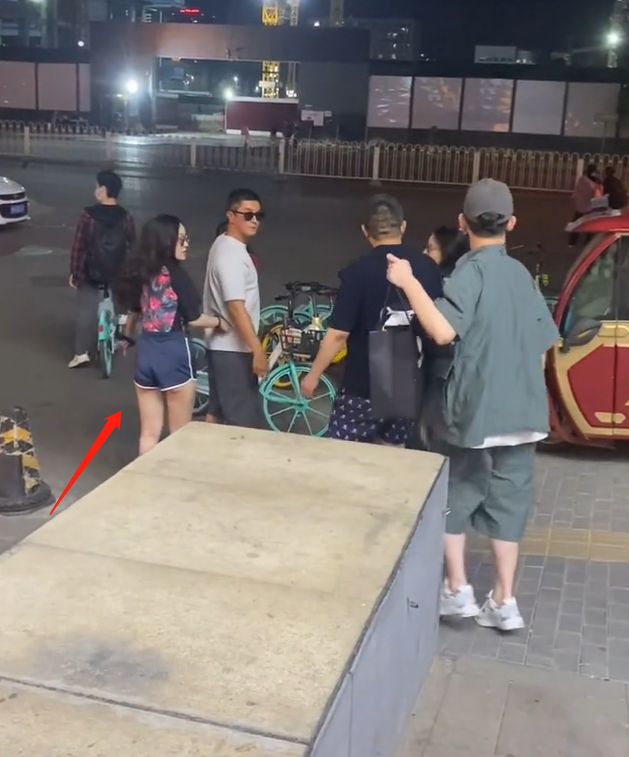 霍思燕与老公路边亲热互动！穿紧身短裤拉太高，秀一截白净大长腿