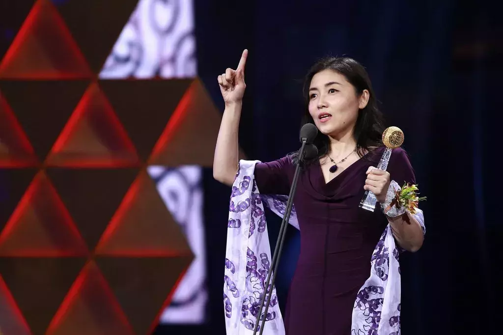 中国最牛闺蜜:一个是清华最年轻教授,一个帮世界首富“花钱”