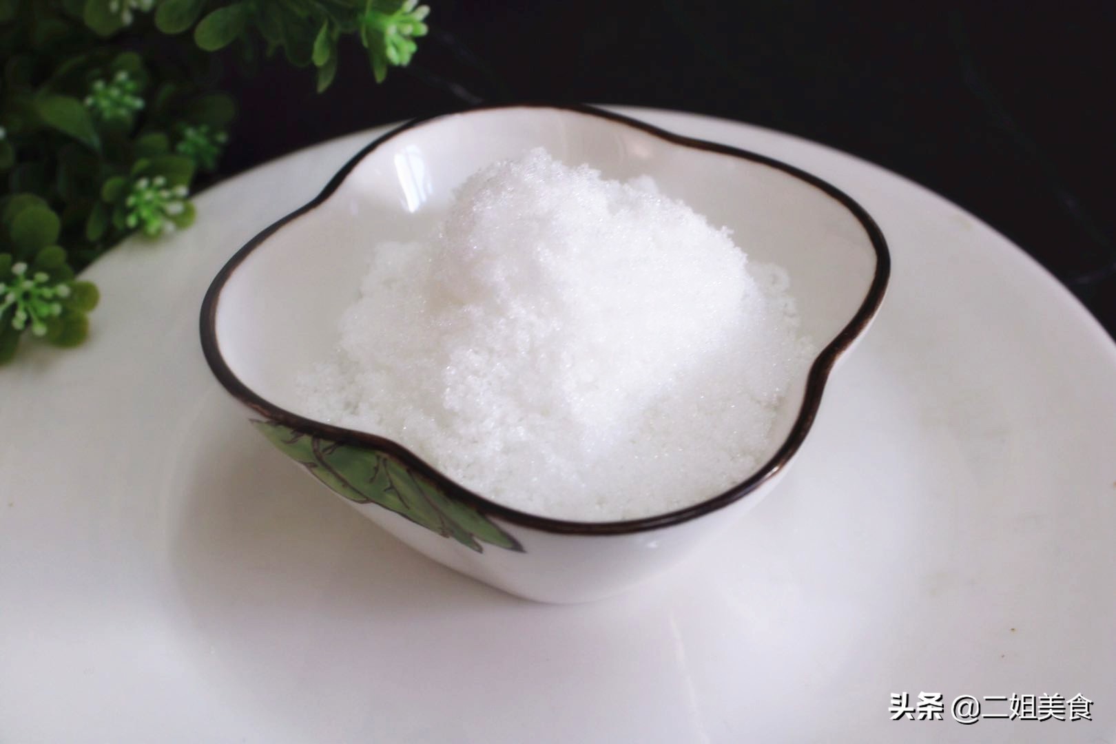 把白糖倒在手心上，輕鬆去除廚房油污，簡單還實用
