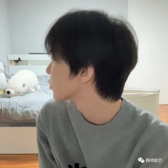 昨晚直播中美貌大发的这位男团爱豆,侧脸曲线也太鲨了
