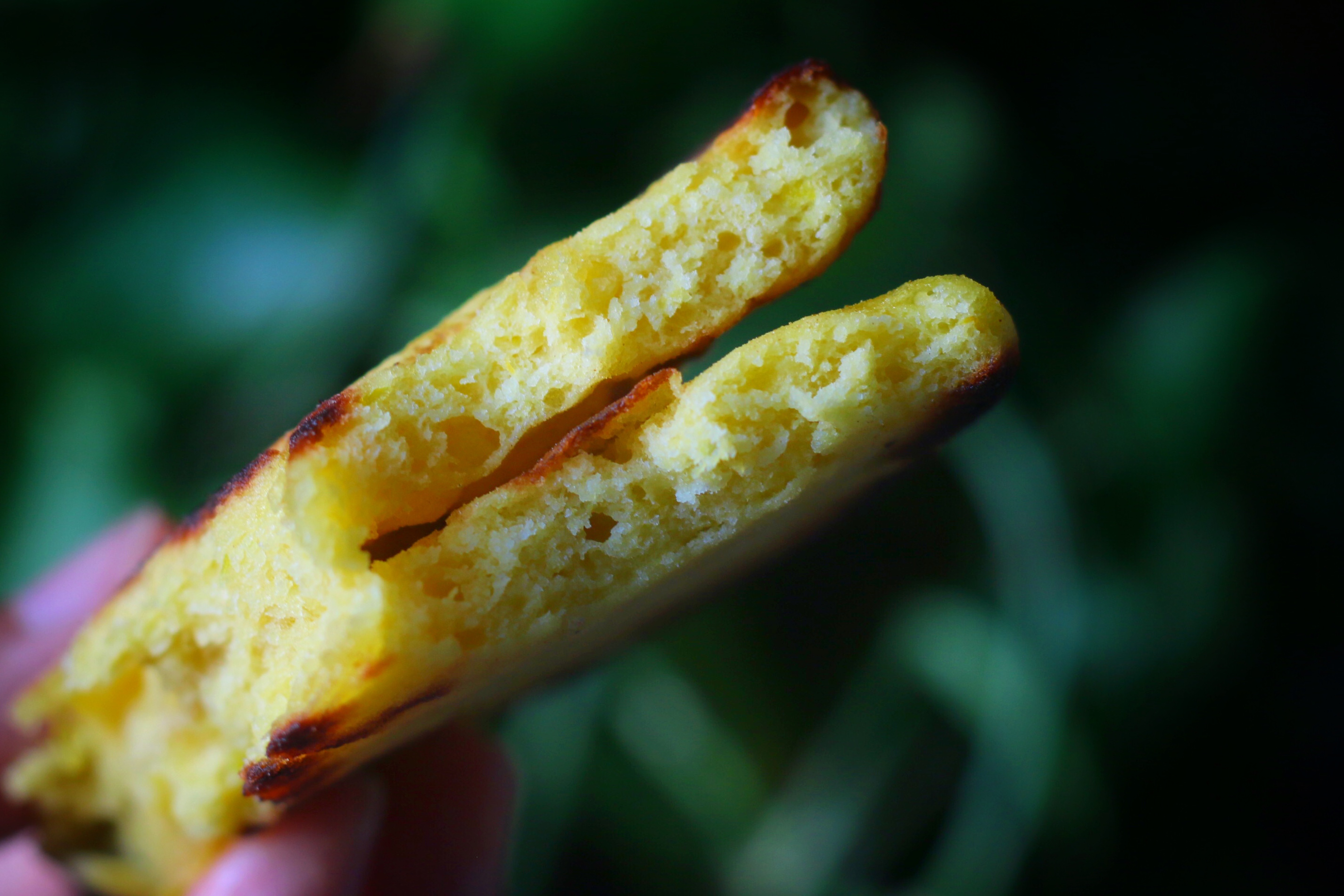 用南瓜做餅，又軟又香甜，如果不制止，孩子會拿起第三個第四個