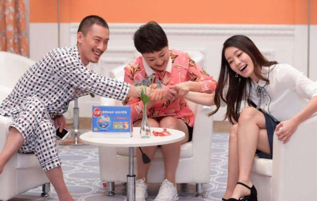 她是冯巩“女儿”，因春晚跷二郎腿一炮而红，