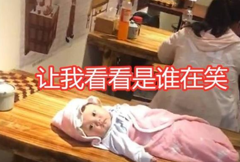 “粗心爸妈”走红，为了吃饭将孩子扔在桌子上，网友：看着都怕