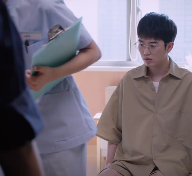 凌霄发现准妹夫的坏毛病，当着李尖尖的面也不收敛，凌霄不忍着了