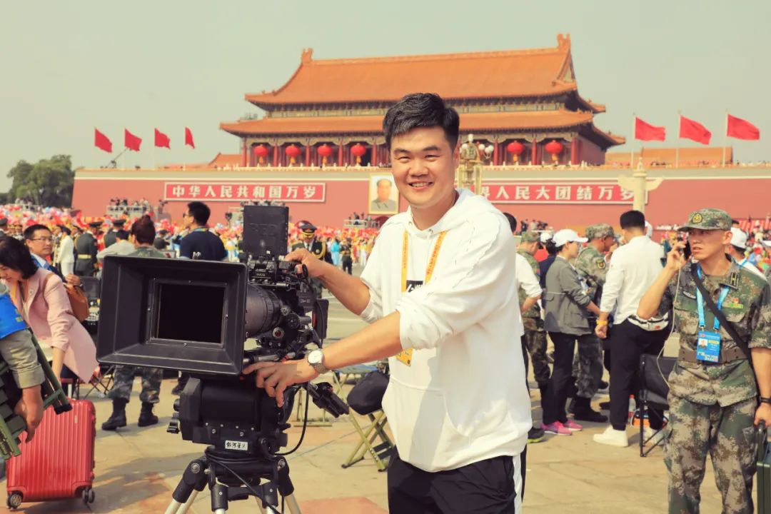 退伍后，那位初中学历的士官当了导演