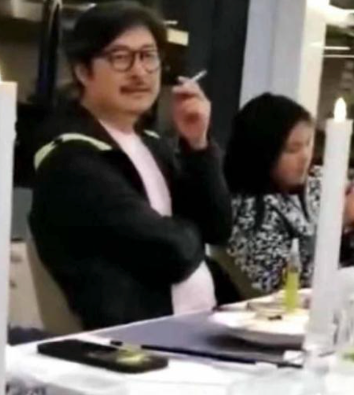 【王岳伦与李湘同时退出公司】家庭聚餐不带老婆，还在女儿面前抽烟