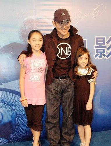 三个孩子以上的明星家庭都有谁？别老是抓着陈浩民，还有更夸张的