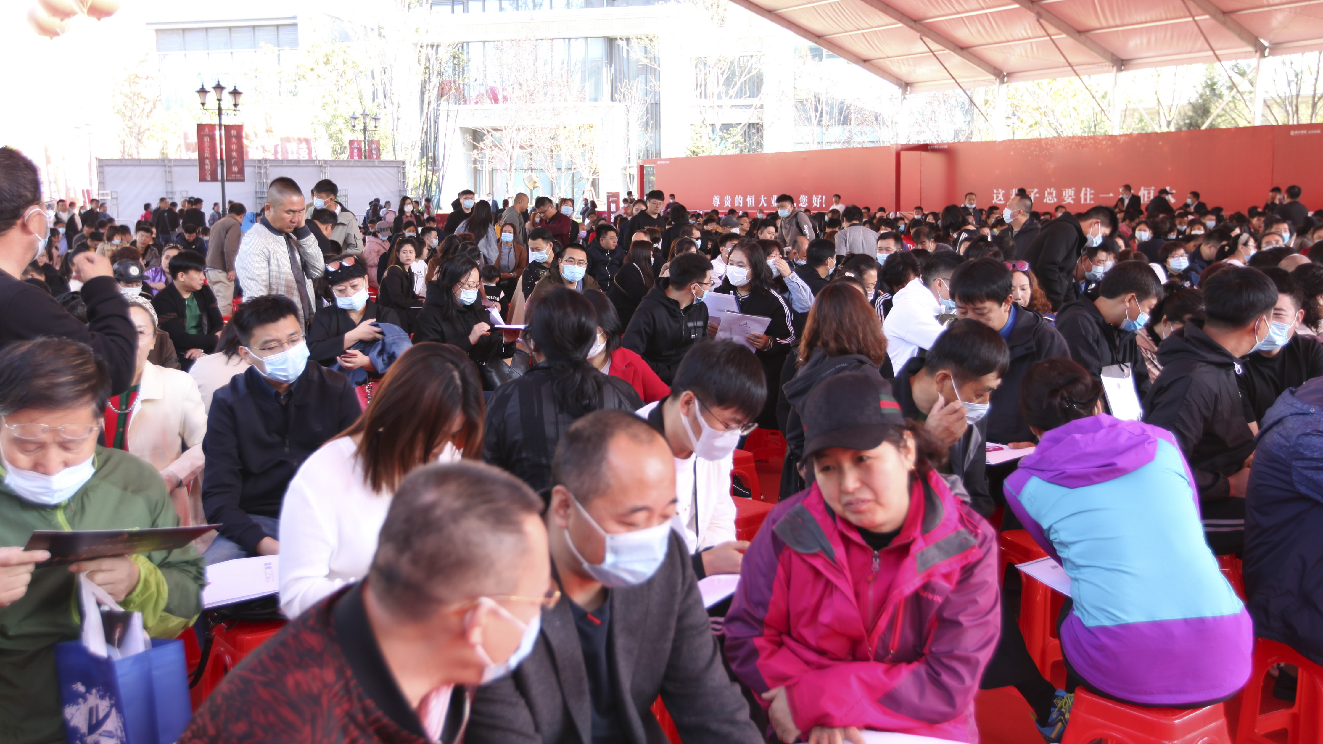 恒大7折卖房燃爆黄金周 抢房现场堪比景区