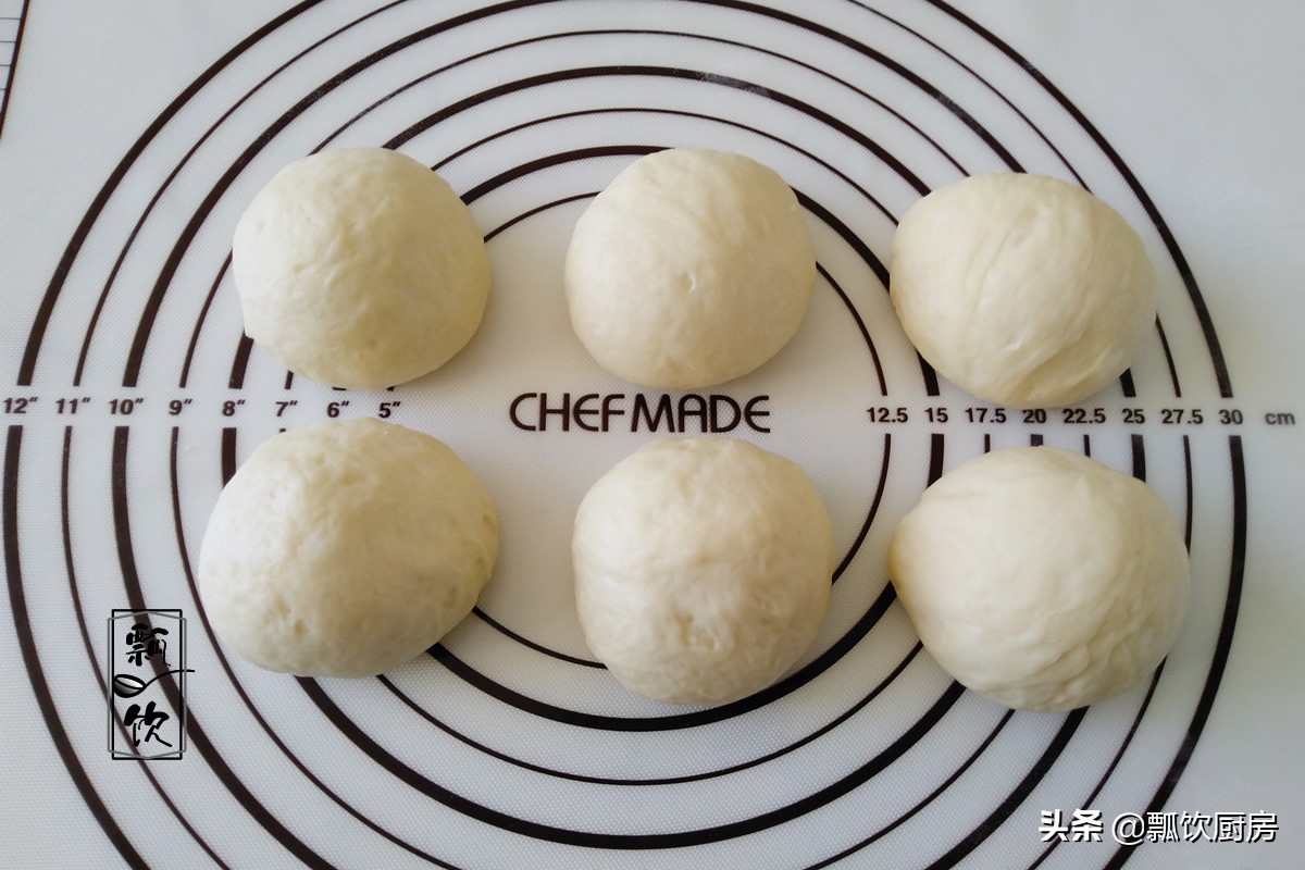 美味面包也能做之有易，简单一卷，撒上料，咸甜有度，早餐的挚爱