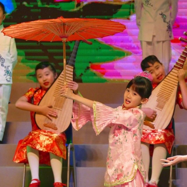 陆毅女儿再以京剧扮相出镜，贝儿造型超亮眼，举手投足尽显专业范