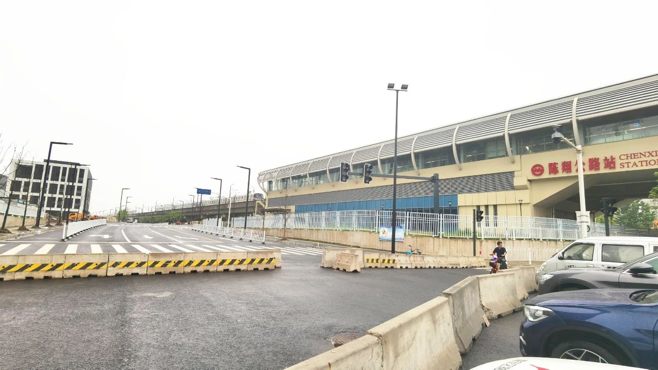 上海轨道交通11号线的陈翔公路站演练多日，开通