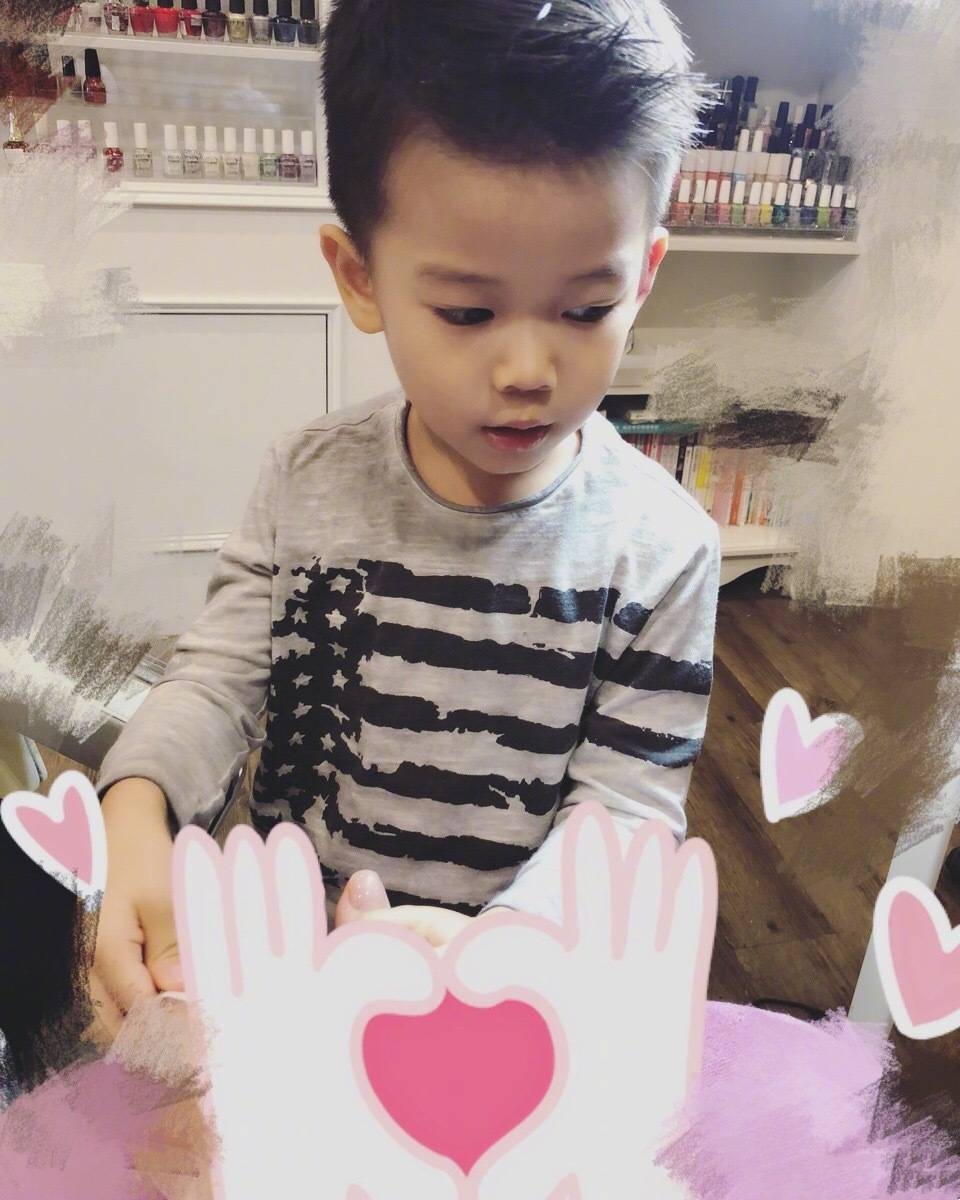 侯佩岑罕見曬全家福，與老公扮恐龍逗兒子開心，互動畫面太溫馨