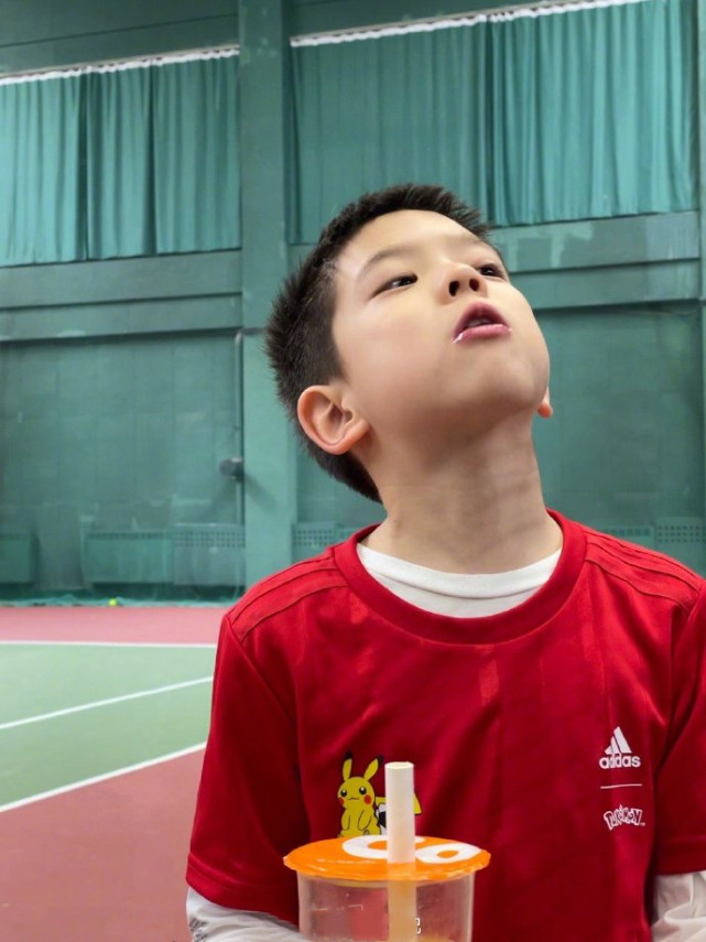 杜江久違曬兒子近照，7歲嗯哼撞臉“現男友”，被爸爸稱小李現