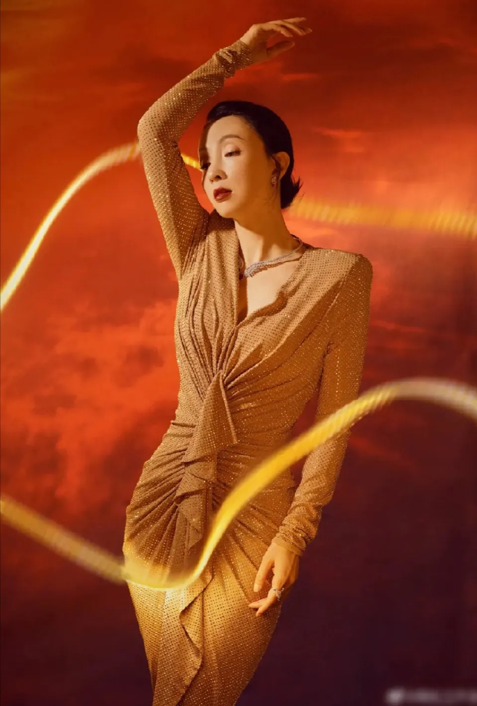 陶红穿连衣裙参加时尚派对,简直就像一条金色的“美人鱼”