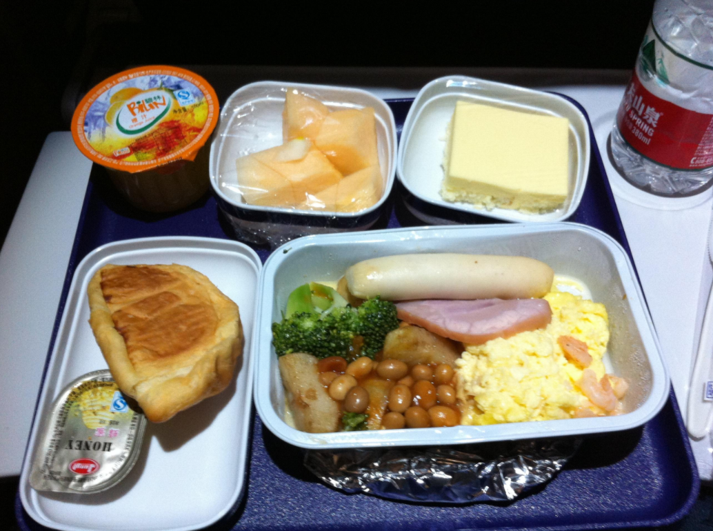 科普：飛機裏的飲料車上放有很多的番茄汁，為什麽吃起來不太一樣