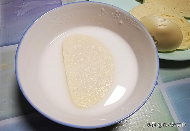 炸馒头片，不要裹蛋液，巧用一个料，馒头片更酥脆，吃着不油腻