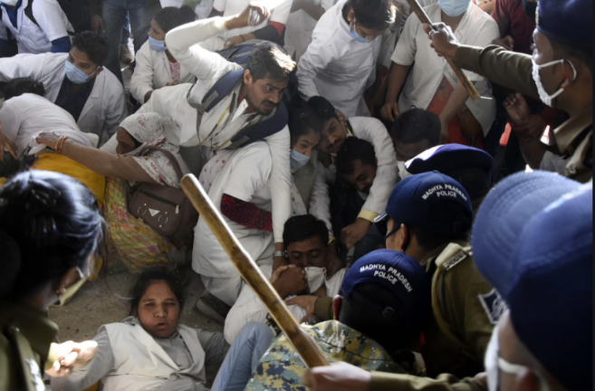 确诊患者直逼千万，印度突然解雇数千名医护人员，引发大规模抗议