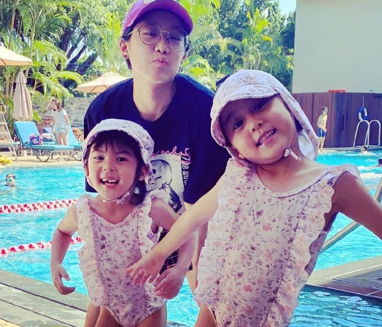 咘咘波妞近照被传开，妹妹圆脸超萌，咘咘戴眼镜生图却成亮点