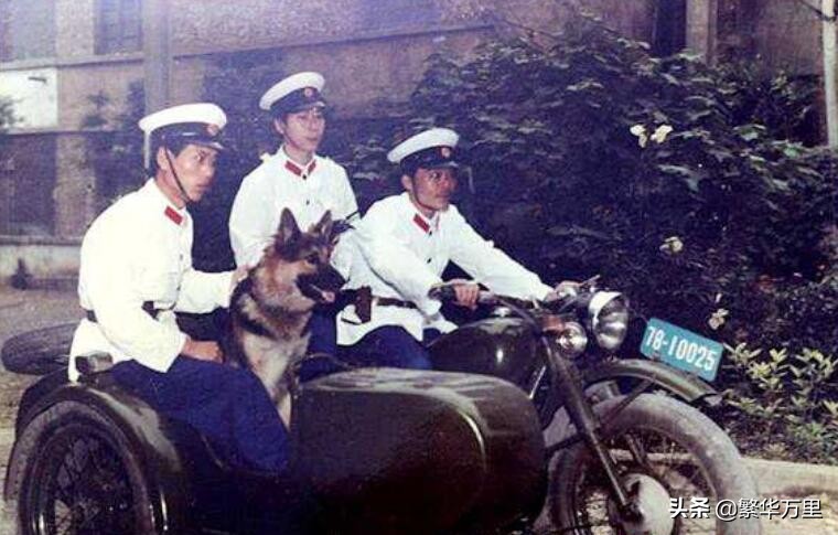 中国警察队伍的警服，1990年，为何会停止使用了红领章？