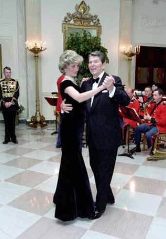 24岁戴安娜访美，在白宫和英俊小生共舞，查尔斯