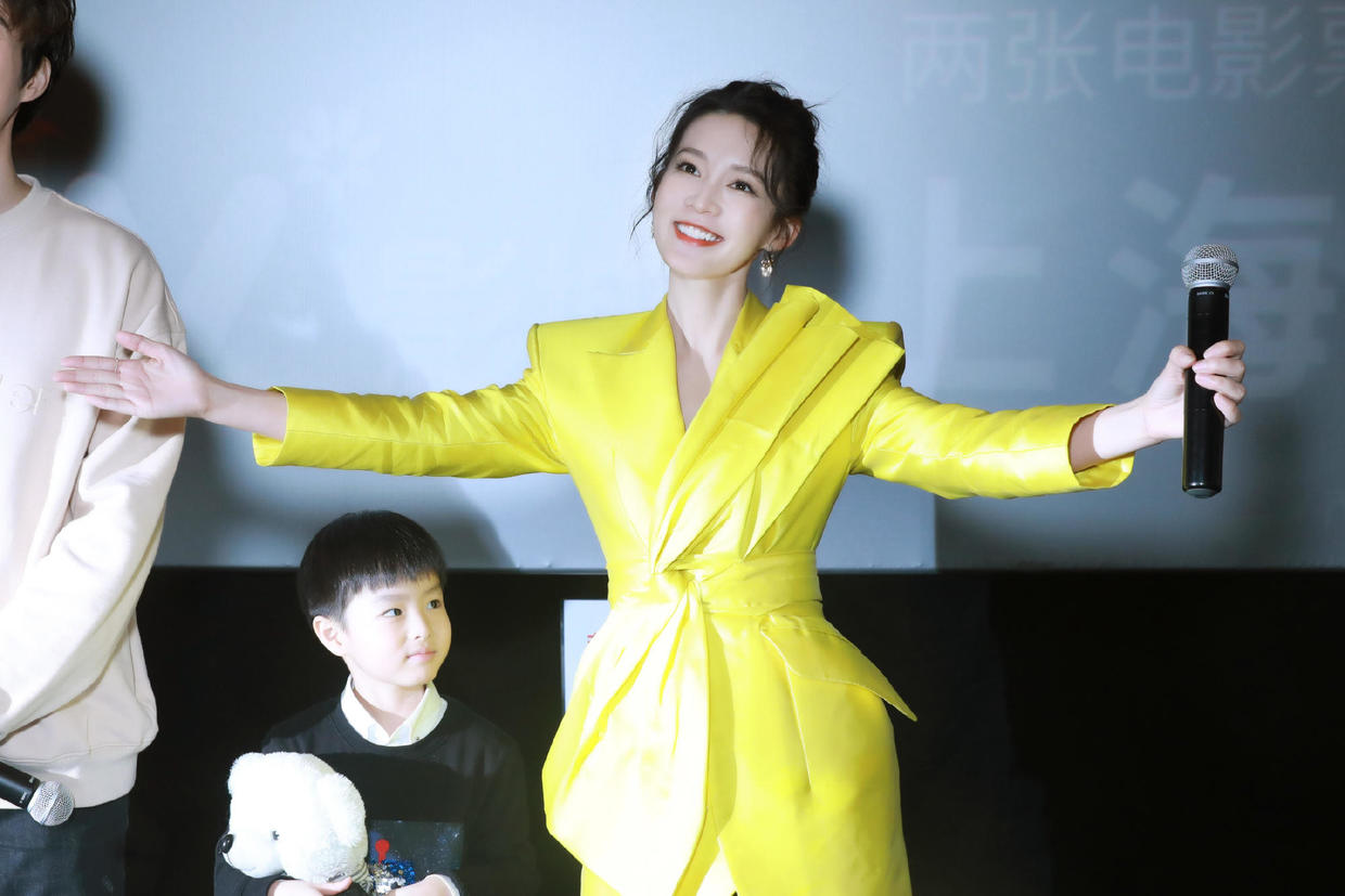 李沁美得让人“心动”，穿拼接色牛仔外套搭长