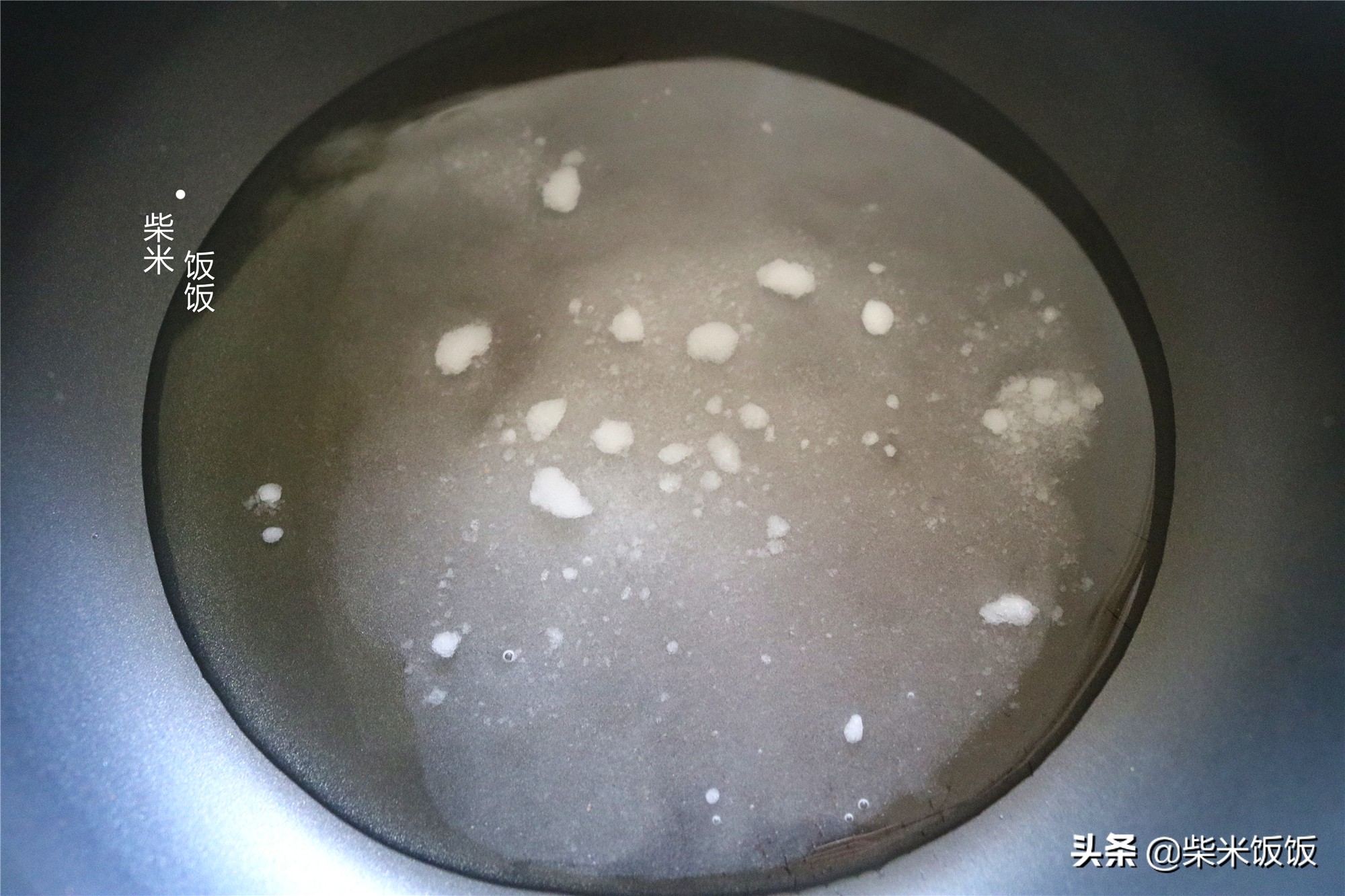 一碗糯米粉，一碗糖水，做80后小时候的零食，香甜酥脆真好吃