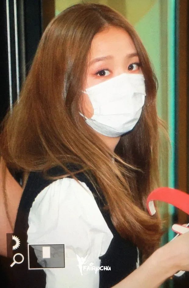 而jennie则因为下着雨很快就上车了, 但粉