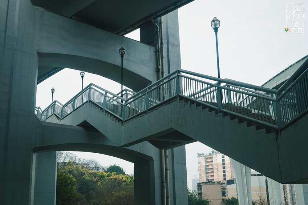 同样是重庆的轨道交通，3号线上的这个站点比李子坝更神奇