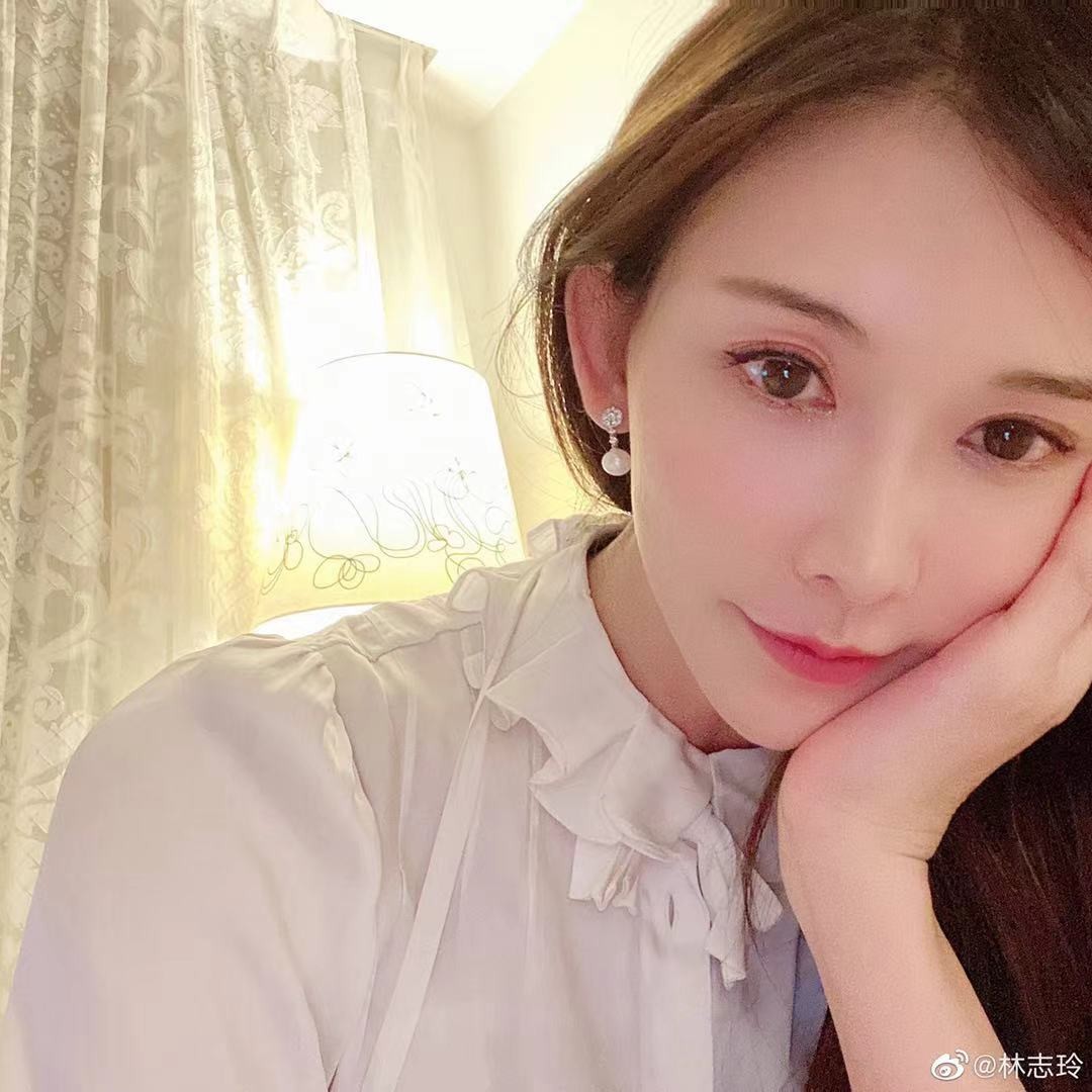 46岁林志玲晒照，皮肤白嫩红唇微张太妩媚，结婚2年超幸福