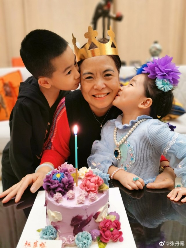 趙文卓一家為管家慶生，送家中倆保姆各一枚珠寶項鍊，當家人對待