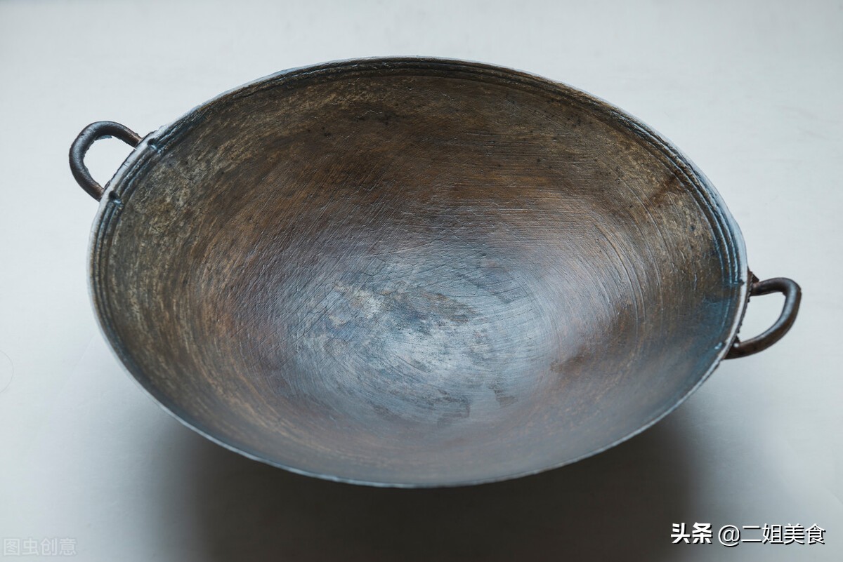 生锈的铁锅别再扔了，教您一招，铁锅光亮如新，不粘锅也不生锈