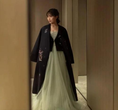 李子柒上台领奖曝真实颜值，视频中美如仙女，脱离滤镜后仙气全无